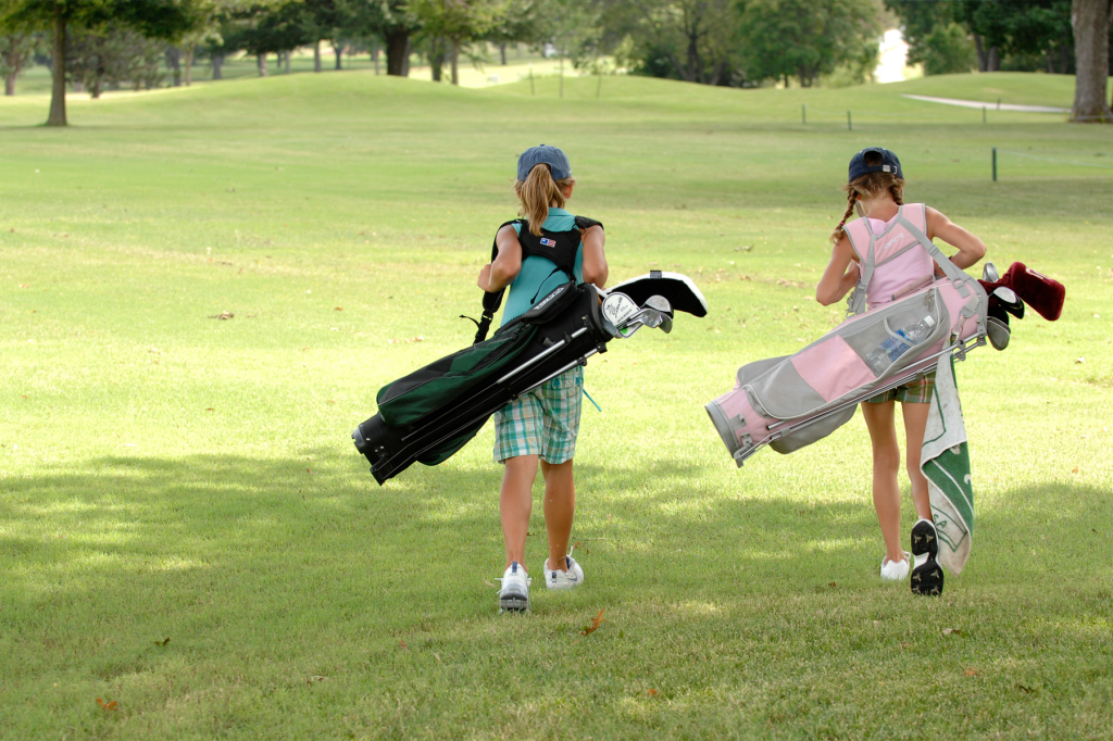 La Importancia del Equipo para Golfistas Juveniles, una breve&nbsp;guía.